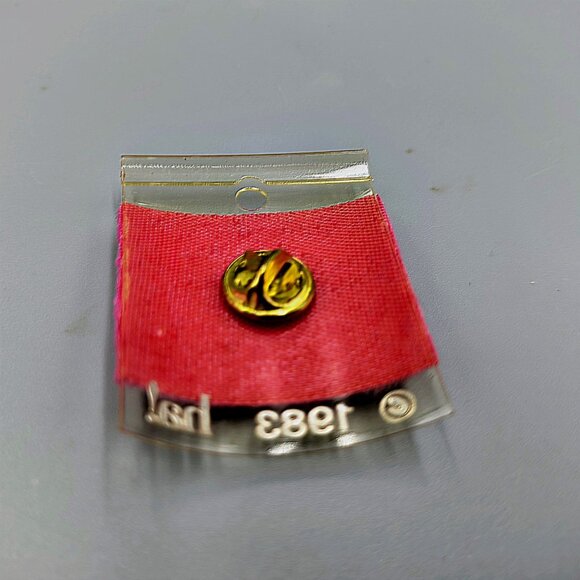 Muppets Fozzie Bear Face Pinback Lapel Pin Enamel Metal Vintage 1983 ha! - Picture 5 of 5